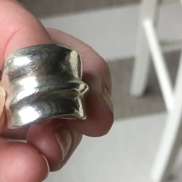 Vintage rippled brushed silver ring - Picture 2 of 7